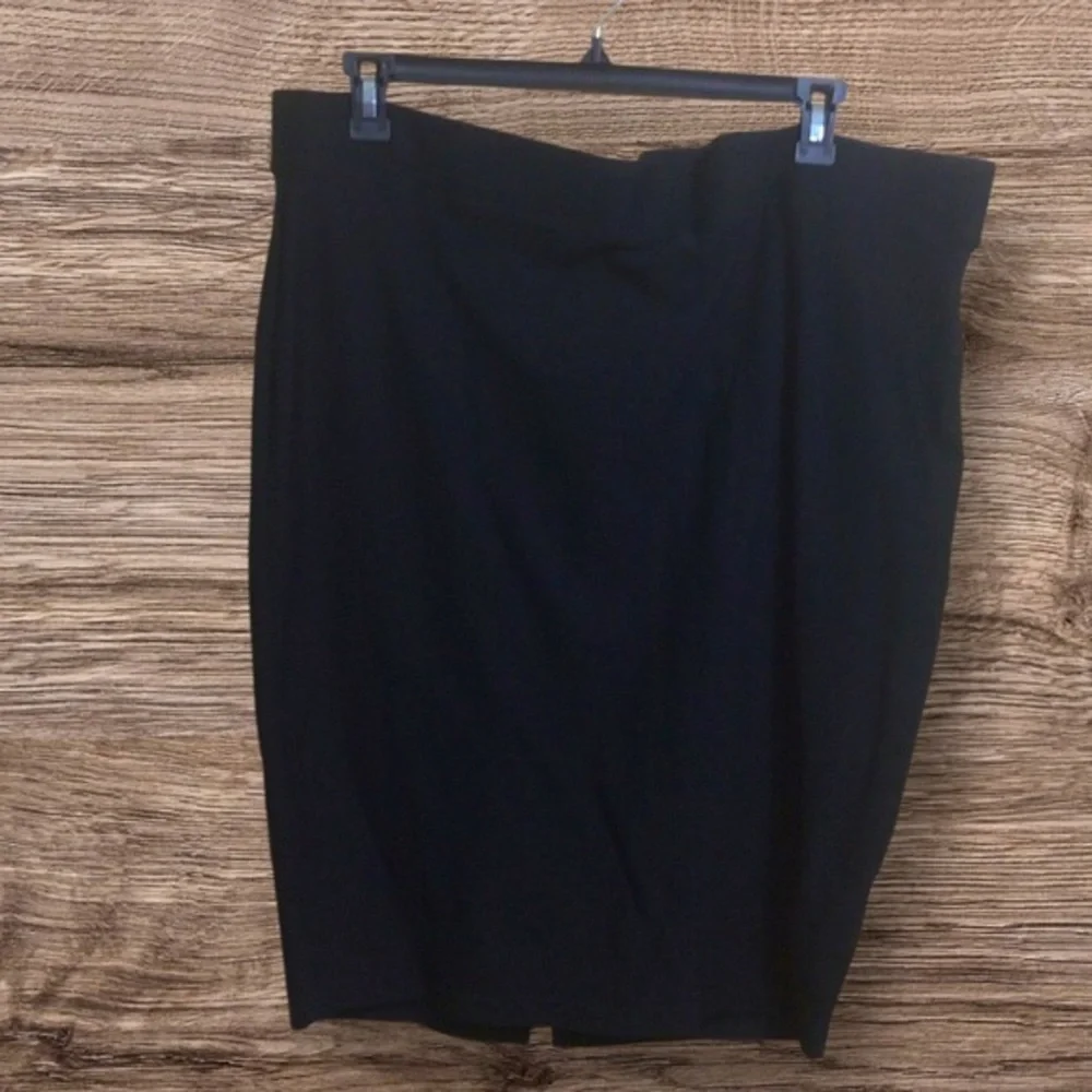 Torrid 3 black stretch ponte pull one skirt. 3X.